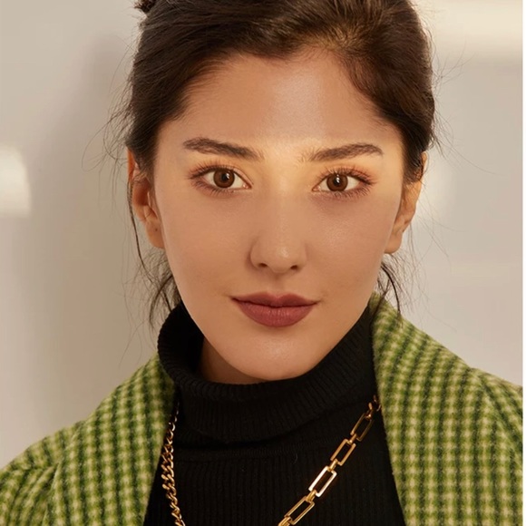 Women Stainless Steel Stylish Golden Necklace - Picture 5 of 6